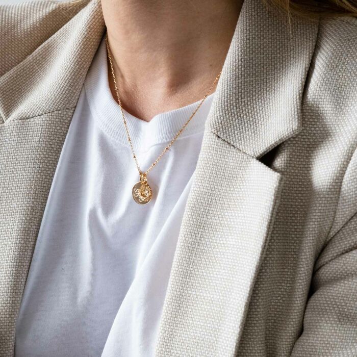 Pendentif personnalisé médaille gravée plaqué or 15 mm et breloque soleil 10 mm - texte gravé