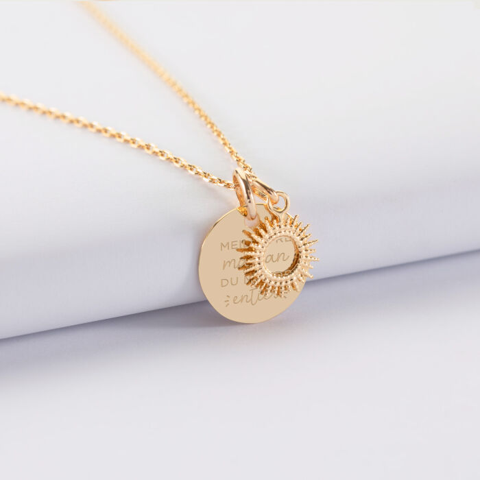 Pendentif personnalisé médaille gravée plaqué or 15 mm et breloque soleil 10 mm - illustration