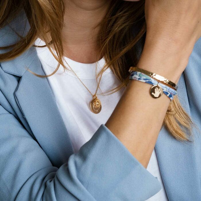 Pendentif personnalisé médaille gravée plaqué or 19 mm et breloque soleil 10 mm - empreinte de main