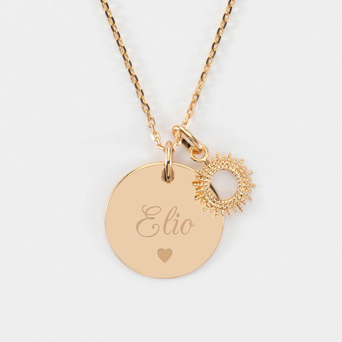 Pendentif personnalisé médaille gravée plaqué or 19 mm et breloque soleil 10 mm - prénom et picto coeur