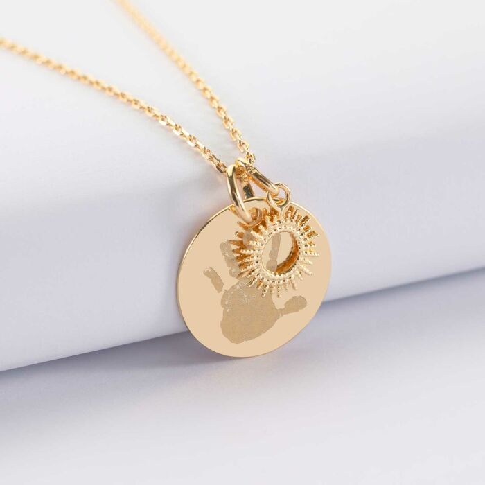 Pendentif personnalisé médaille gravée plaqué or 19 mm et breloque soleil 10 mm - empreinet