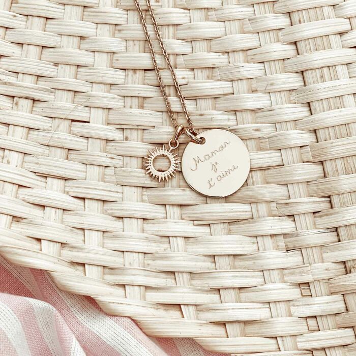 Pendentif personnalisé médaille gravée plaqué or 19 mm et breloque soleil 10 mm