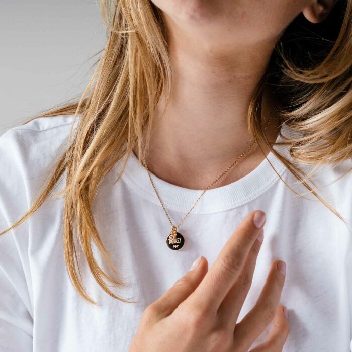 Pendentif personnalisé médaille gravée plaqué or 15 mm et breloque étoile brillante 6 mm - prénom garvé