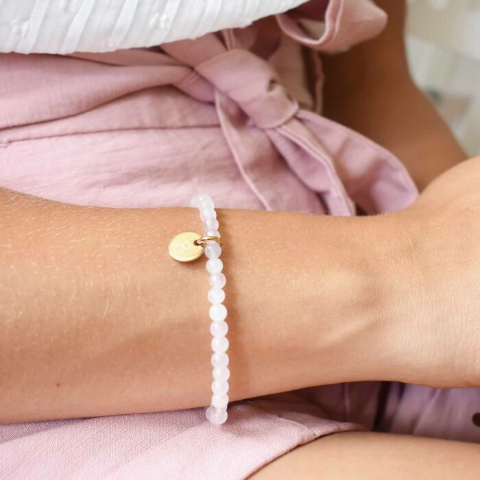 Bracelet perles élastique personnalisé médaille gravée plaqué or ronde 10 mm - porté