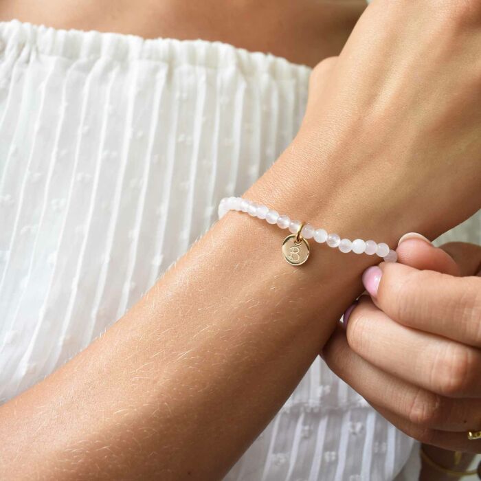 Bracelet perles élastique personnalisé médaille gravée plaqué or ronde 10 mm - porté zoom