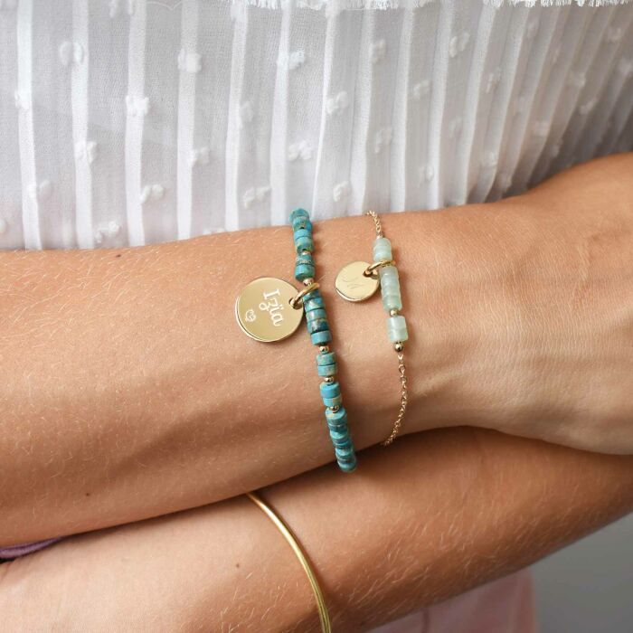 Bracelet chaîne perles personnalisé médaille gravée plaqué or ronde 15 mm - porté