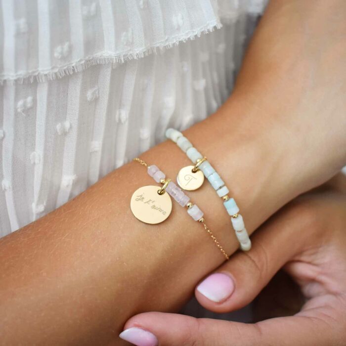 Bracelet chaîne perles personnalisé médaille gravée plaqué or ronde 10 mm - portée