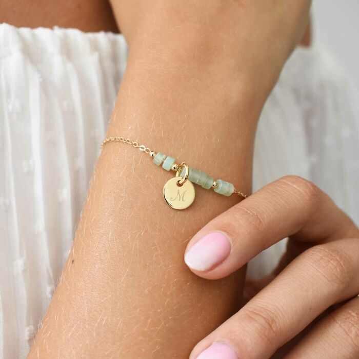 Bracelet chaîne barrette de perles personnalisé médaille gravée plaqué or ronde 10 mm - ambiance zoom