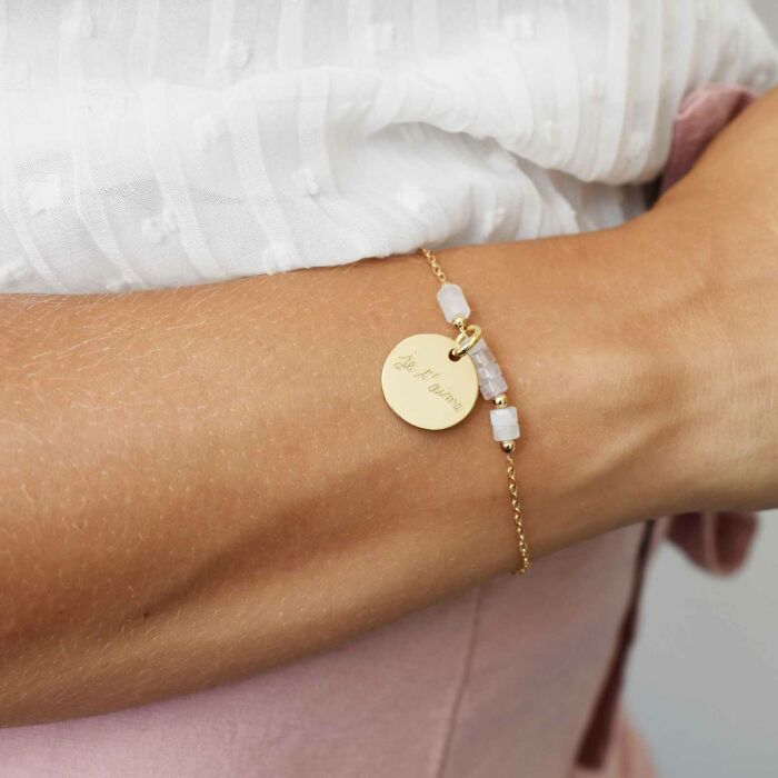 Bracelet chaîne barrette de perles personnalisé médaille gravée plaqué or ronde 15 mm - ambiance zoom