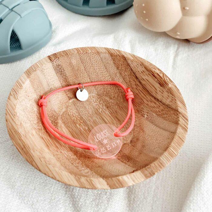 Bracelet d'identification enfant médaille gravée acrylique fluo rose 2 trous 17 mm - ambiance