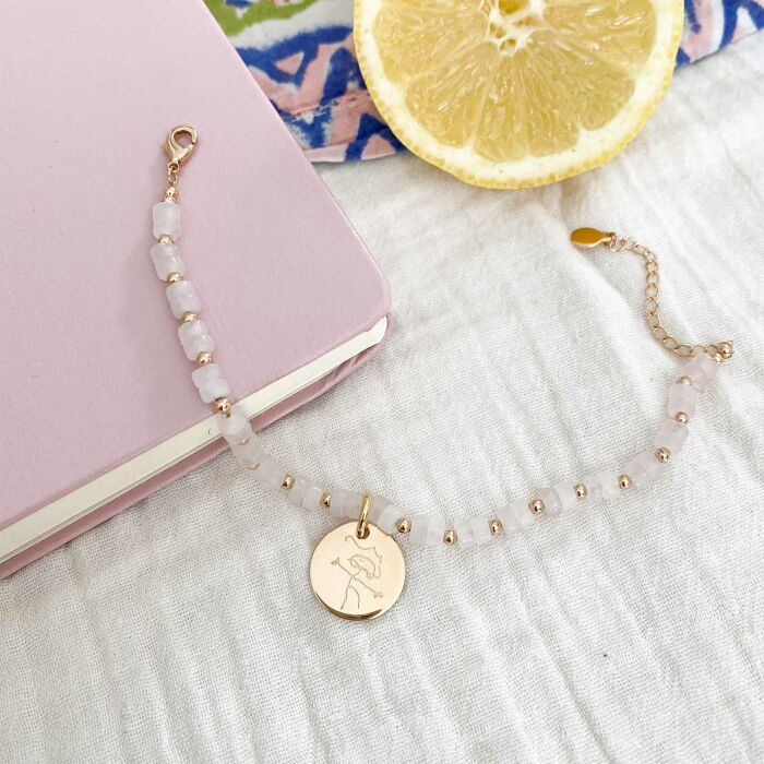 Bracelet chaîne perles personnalisé médaille gravée plaqué or ronde 15 mm - ambiance