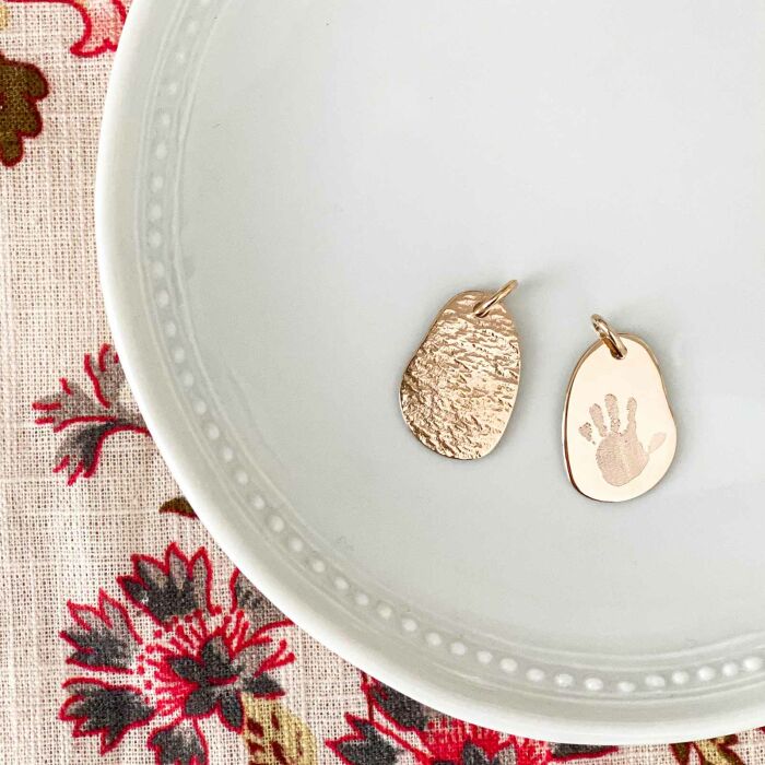 Pendentif personnalisé médaille gravée martelée plaqué or goutte 19x21 mm - zoom ambiance