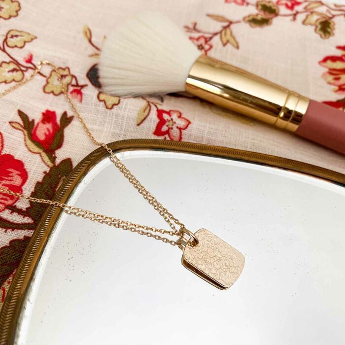Pendentif personnalisé médaille gravée martelée plaqué or rectangle 17x11 mm - face martelée