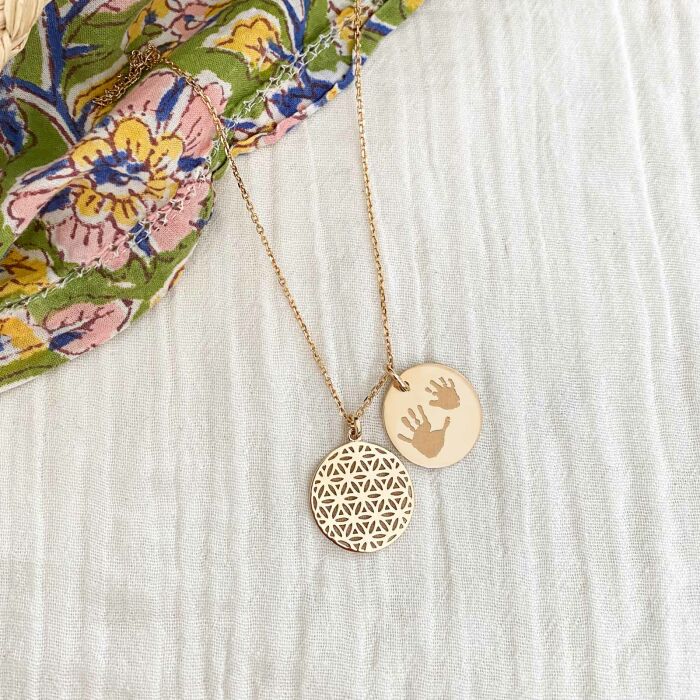 Pendentif famille personnalisé fleur de vie et médaille gravée plaqué or 19 mm - ambiance