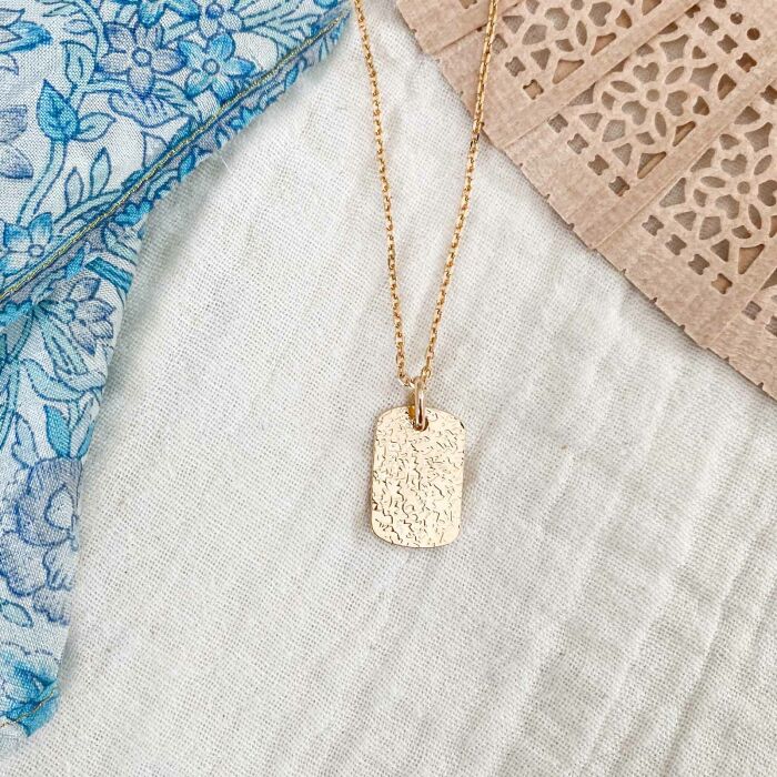 Pendentif enfant personnalisé médaille gravée martelée plaqué or rectangle 17x11 mm - face martelée