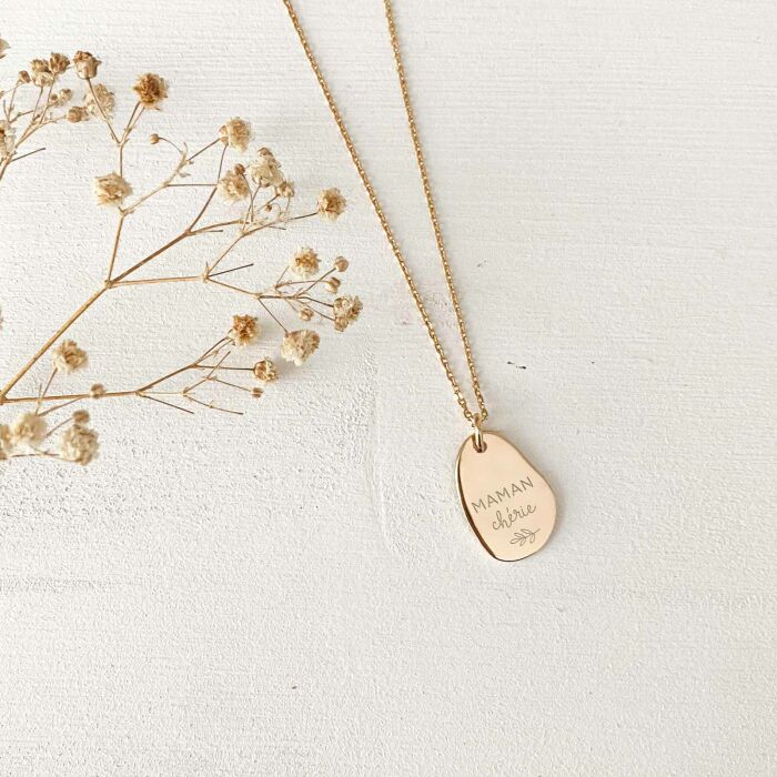 Pendentif personnalisé médaille gravée martelée plaqué or goutte 19x21 mm - ambiance illustration