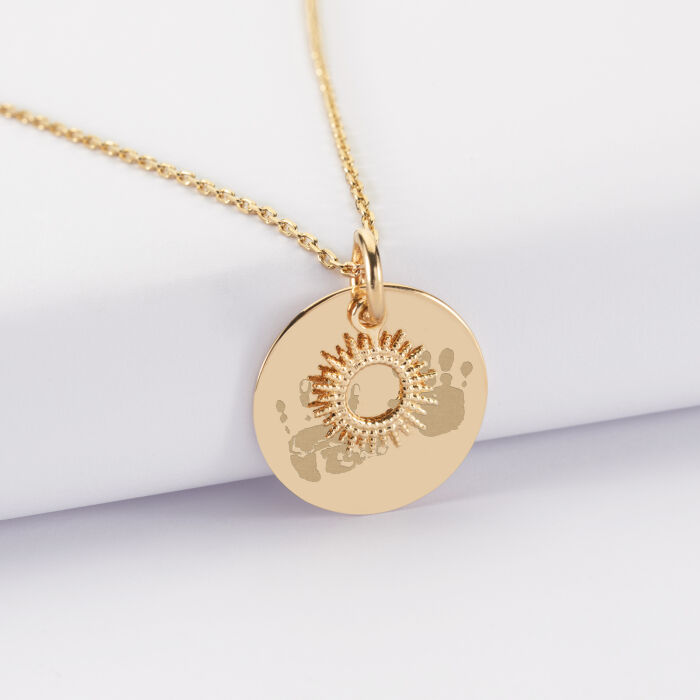 Pendentif réversible personnalisé médaille gravée plaqué or 19 mm et breloque soleil 10 mm - empreintes de mains