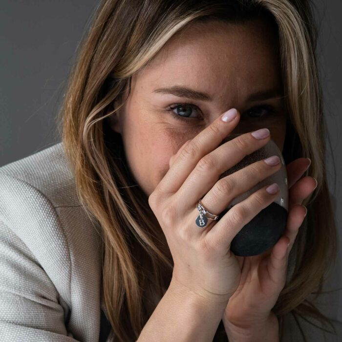 Bague chaine maille large argent personnalisée médaille gravée 10 mm - ambiance porté