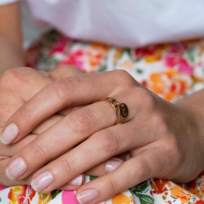 Bague chaine maille large plaqué or personnalisée médaille gravée 10 mm - porté