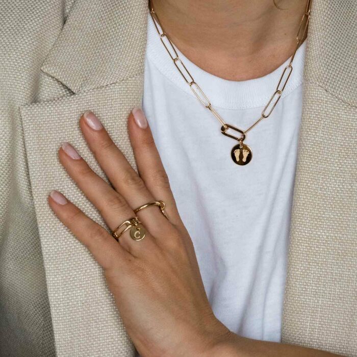 Bague chaine maille large plaqué or personnalisée médaille gravée 10 mm - ambiance