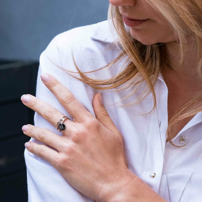 Bague chaine maille large argent personnalisée médaille gravée 10 mm - ambiance