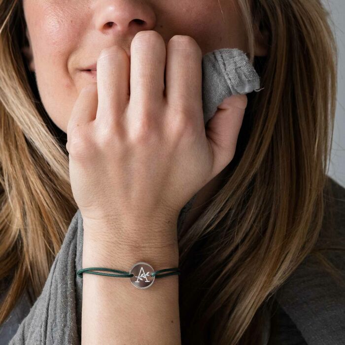 Bracelet personnalisé médaille gravée argent 2 trous 15mm - portée