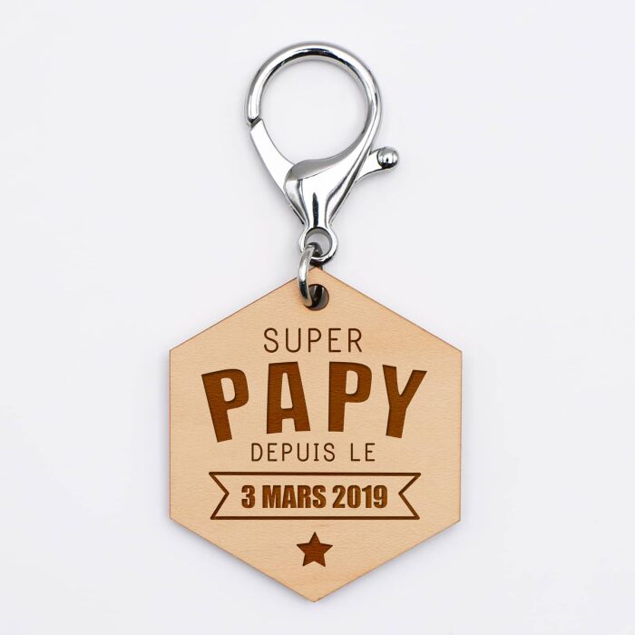 Porte-clés personnalisé gravé bois médaille hexagone 52x45 mm - "Super papy depuis" - 3 mars 2019