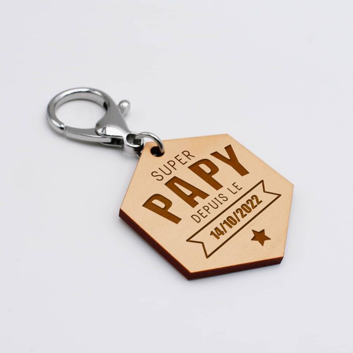 Porte-clés personnalisé gravé bois médaille hexagone 52x45 mm - "Super papy depuis" - 14/06/2022