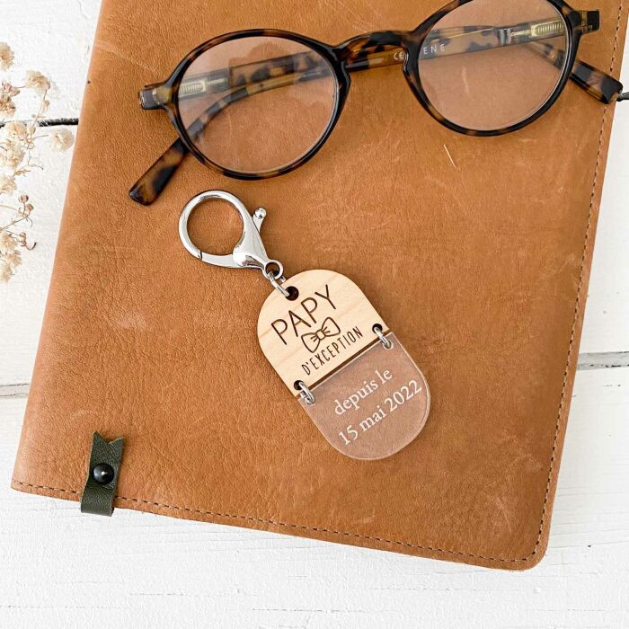 Porte-clés personnalisé gravé bi-matière bois 55 mm - édition spéciale "papy" - ambiance