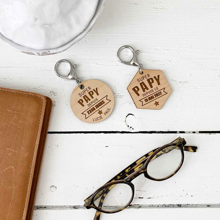 Porte-clés personnalisé gravé bois médaille ronde 50 mm - "Super papy depuis" - ambiance 2 pc
