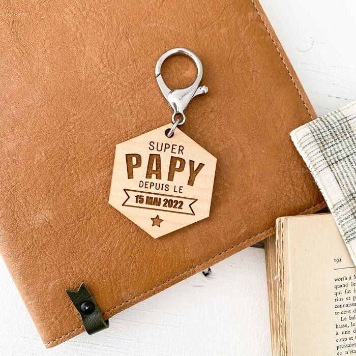 Porte-clés personnalisé gravé bois médaille hexagone 52x45 mm - "Super papy depuis" - ambiance