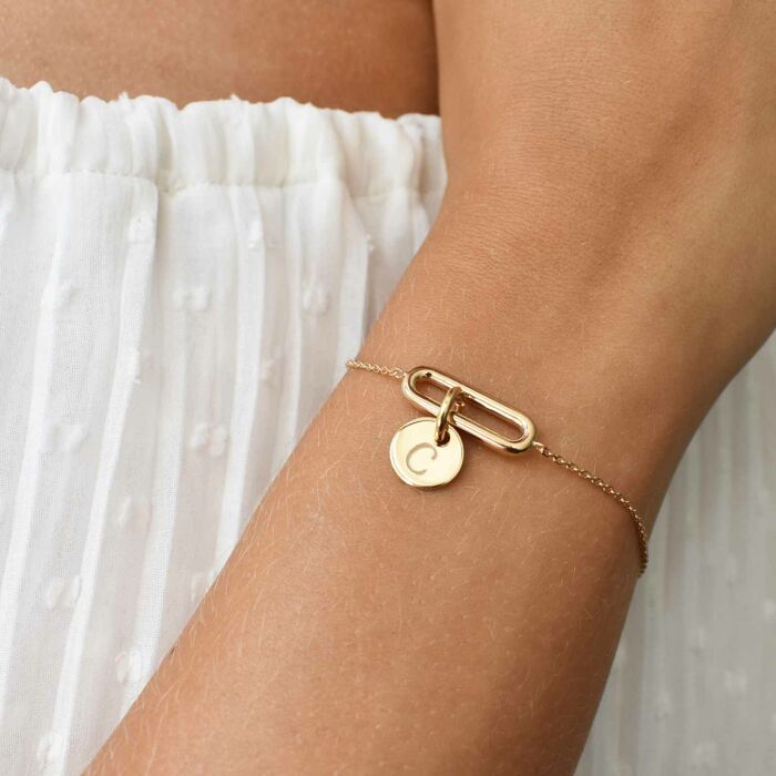 Bracelet chaîne ovale ouvert personnalisé médaille gravée plaqué or 10 mm - porté zoom