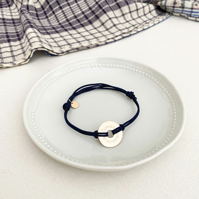 Bracelet homme personnalisé cordon double médaille gravée plaqué or cible 20 mm - ambiance zoom