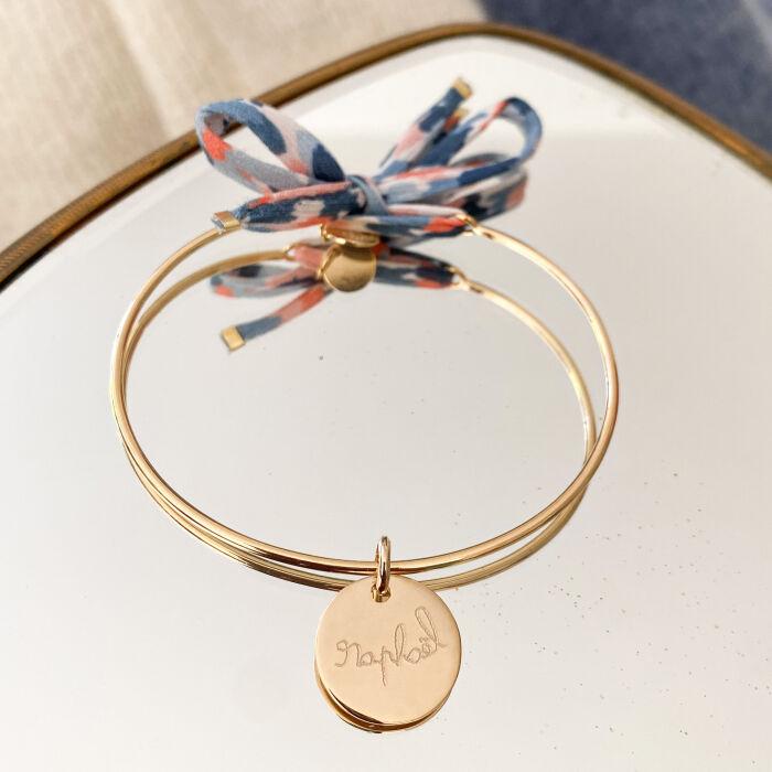 Bracelet personnalisé jonc plaqué or et cordon Liberty médaille gravée 15 mm - ambiance miroir