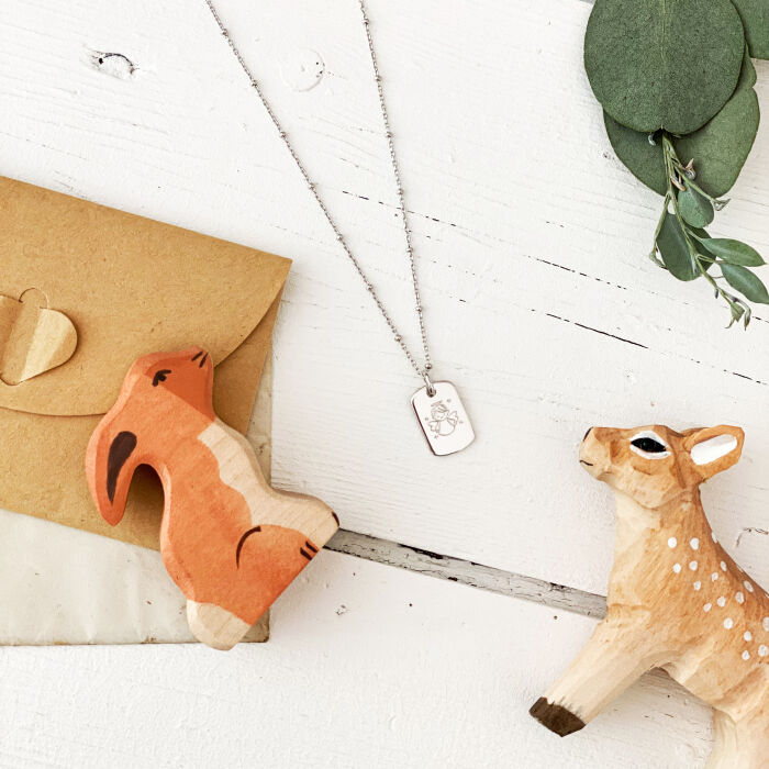 Pendentif enfant personnalisé médaille gravée martelée argent rectangle 17x11 mm - ambiance