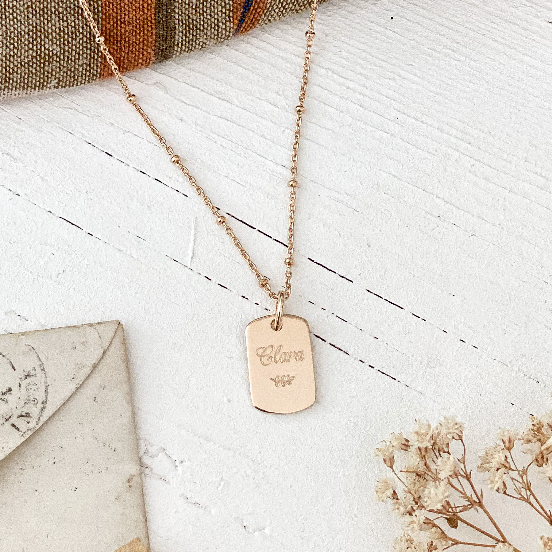 Pendentif Médaillon Rectangle Avec Fleurs Séchées Incluses Dans La Résine - Chaîne Dorée - Occasion Bon état