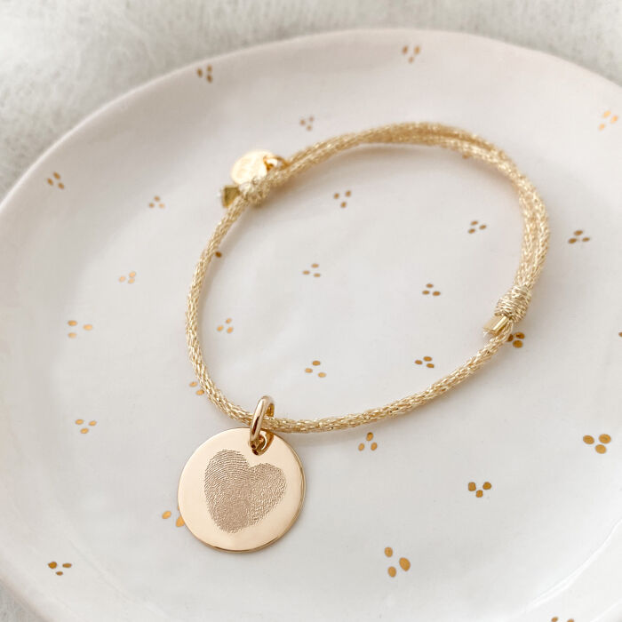 Bracelet enfant personnalisé cordon pailleté médaille gravée plaqué or 15 mm - ambiance