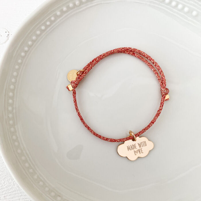 Bracelet enfant personnalisé cordon pailleté médaille gravée plaqué or nuage 20x14 mm - ambiance