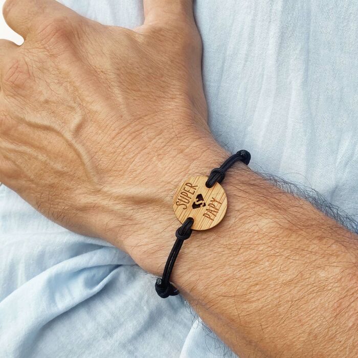 Bracelet homme médaille gravée bois ronde 21 mm - Edition spéciale "Super Papy" - porté