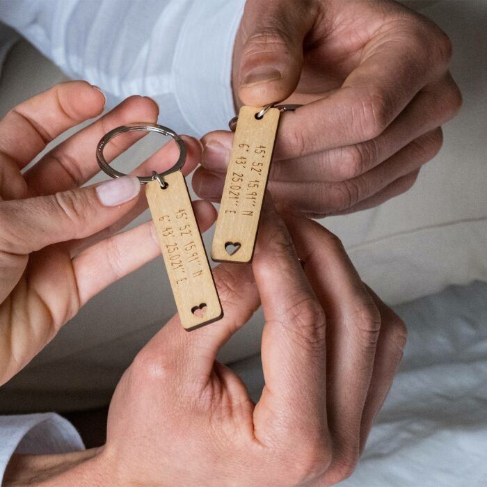 Porte-clés personnalisé "coordonnées géographiques" médaille gravée bois plaque 16x66 mm - ambiance duo