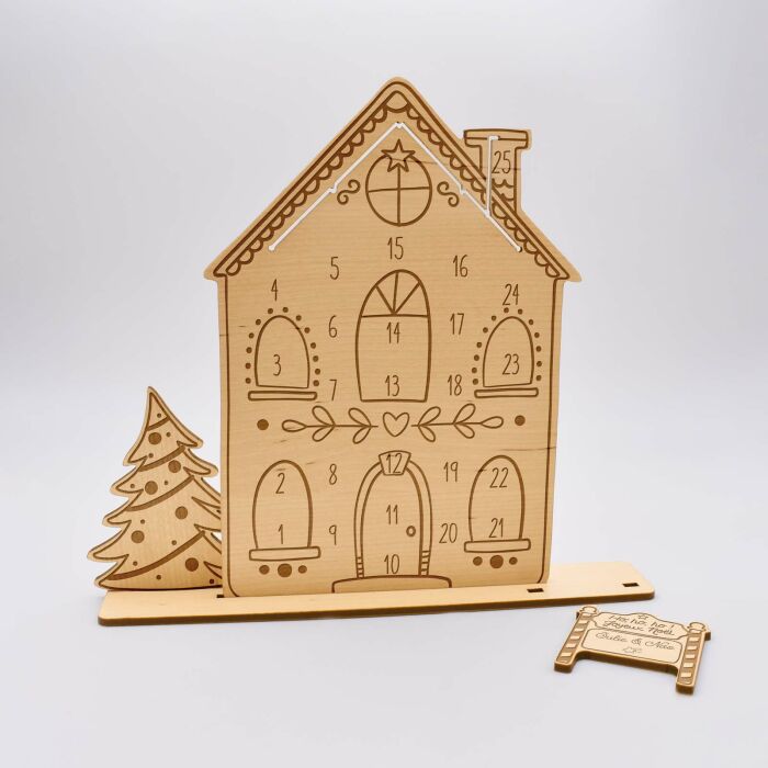 Calendrier de l'avent personnalisé "la tournée du père noël" bois gravé - en construction