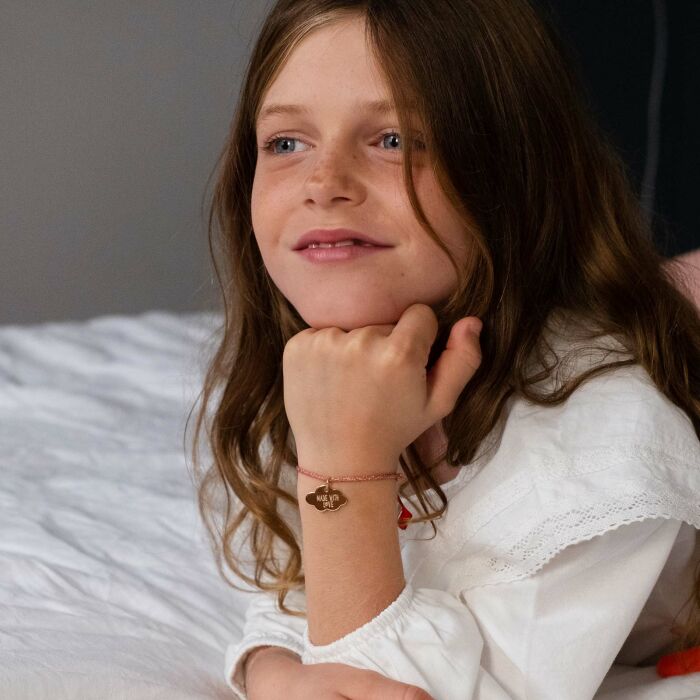 Bracelet enfant personnalisé cordon pailleté médaille gravée plaqué or nuage 20x14 mm - Illustration