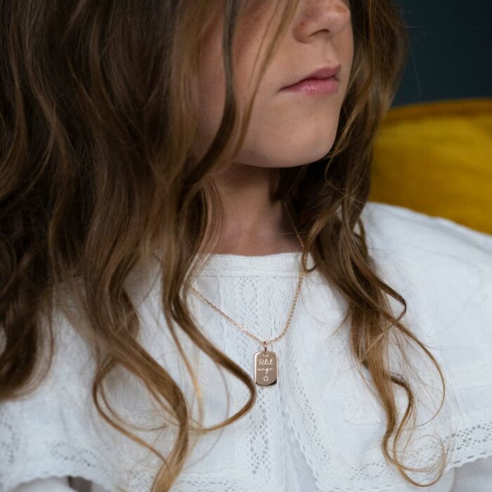 Pendentif enfant personnalisé médaille gravée martelée plaqué or rectangle 17x11 mm