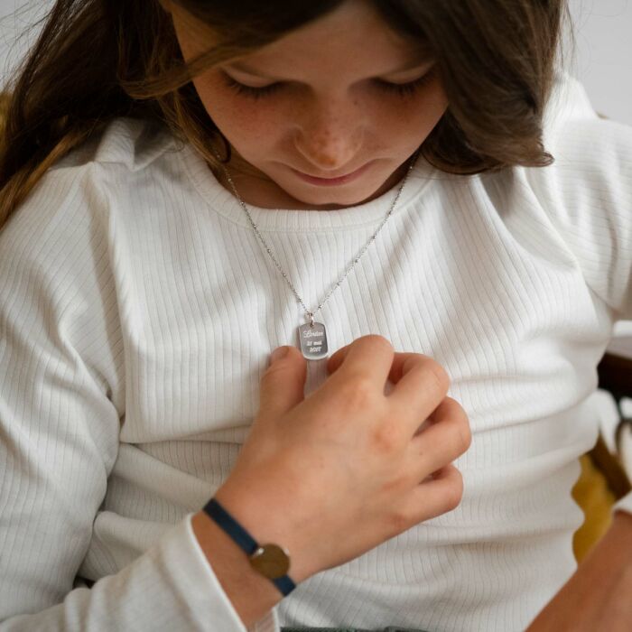 Pendentif enfant personnalisé médaille gravée martelée argent rectangle 17x11 mm