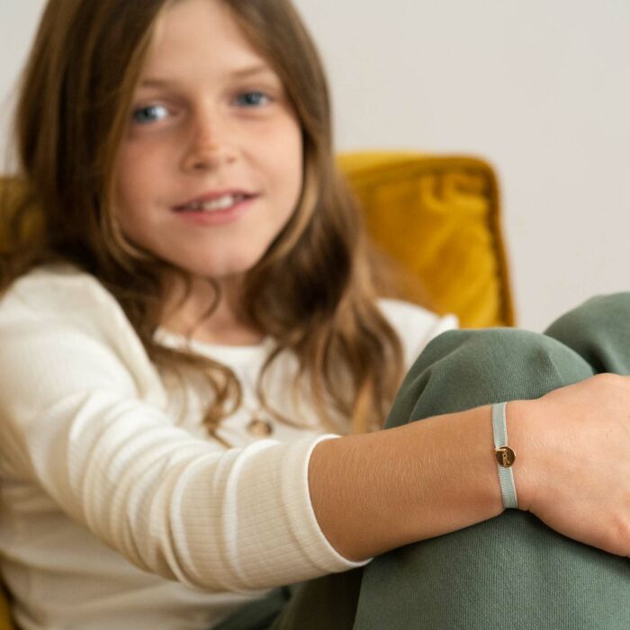 Bracelet enfant personnalisé cordon élastique médaille gravée plaqué or initiale 10 mm - Lettre