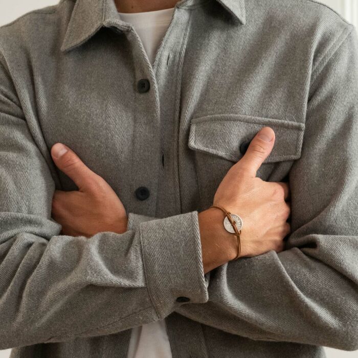 Bracelet homme personnalisé cordon cuir double médaille gravée cible argent 20 mm - papa chéri gravé