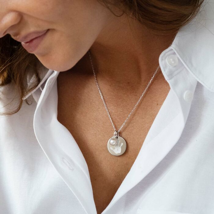 Pendentif personnalisé médaille gravée argent 19 mm et breloque perle nacre 10 mm - empreinte de main gravée