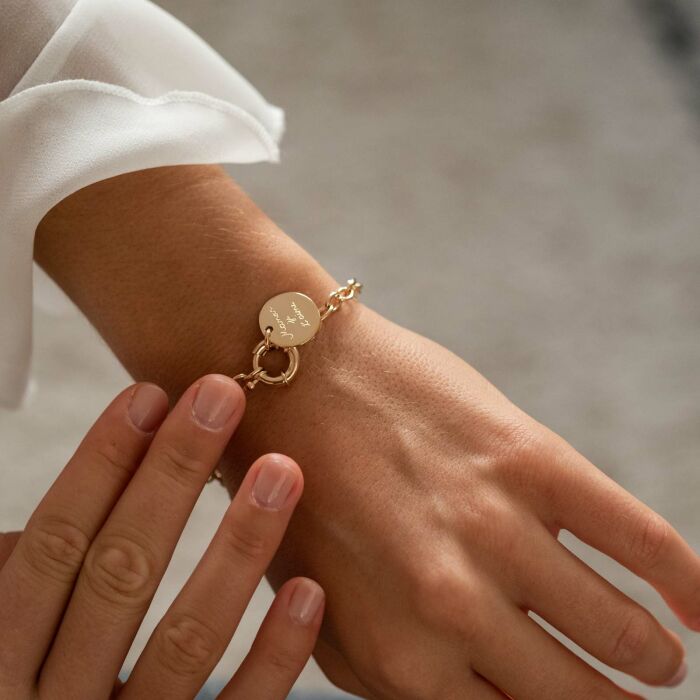 Bracelet personnalisé chaine fermoir marin médaille gravée plaqué or 15 mm - écrits à la main