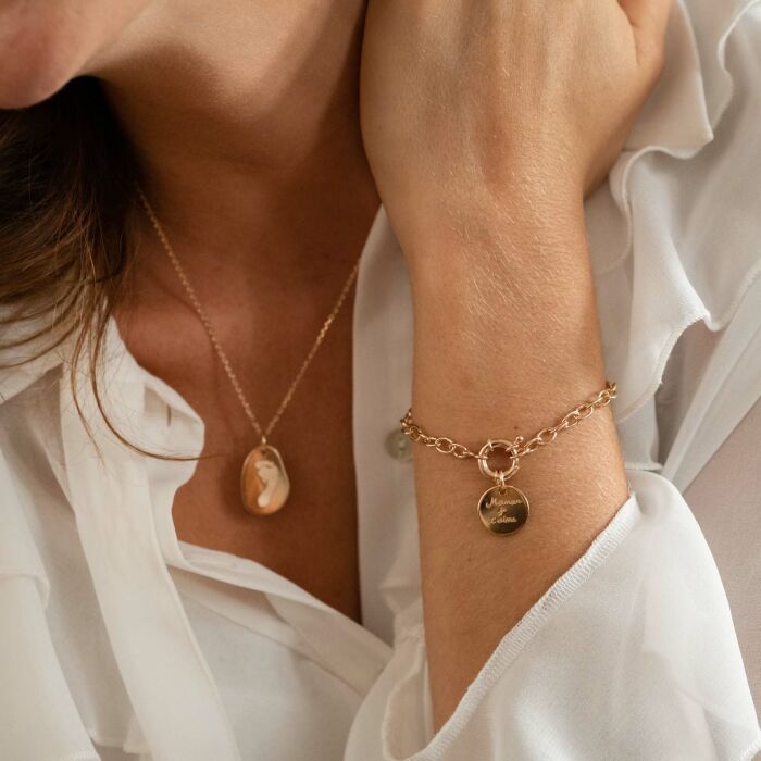 Bracelet personnalisé chaine fermoir marin médaille gravée plaqué or 15 mm - pendentif goutte et fermoir marin