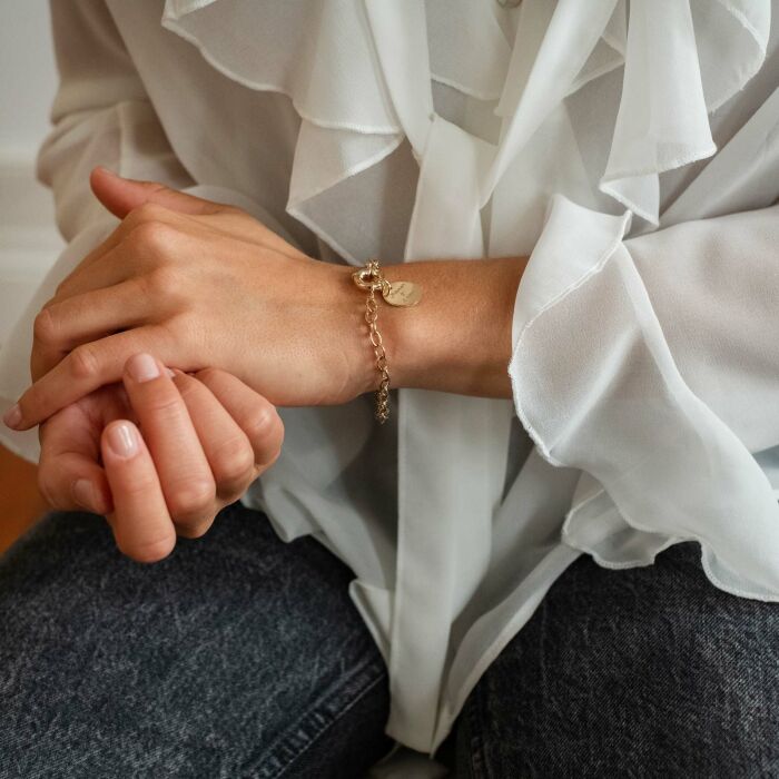 Bracelet personnalisé chaine fermoir marin médaille gravée plaqué or 15 mm - écrits maman je t'aime